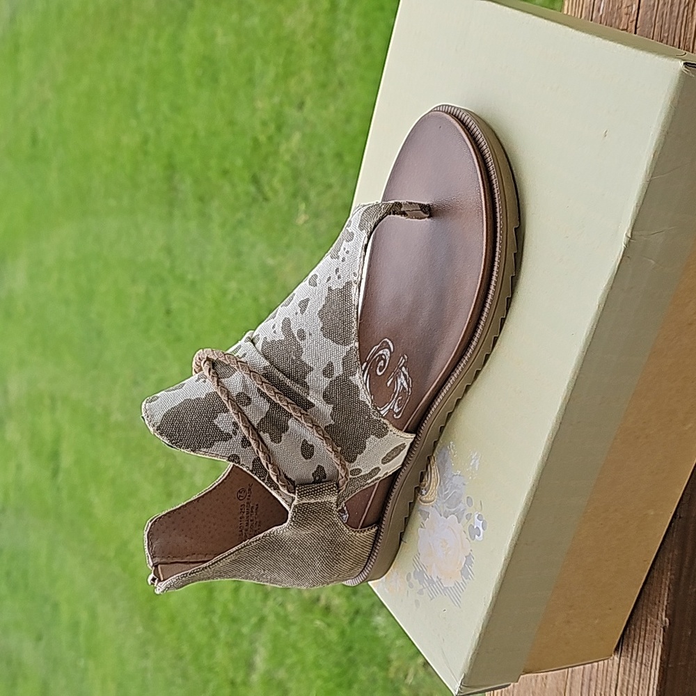 Angelika Tan/Cream Sandals